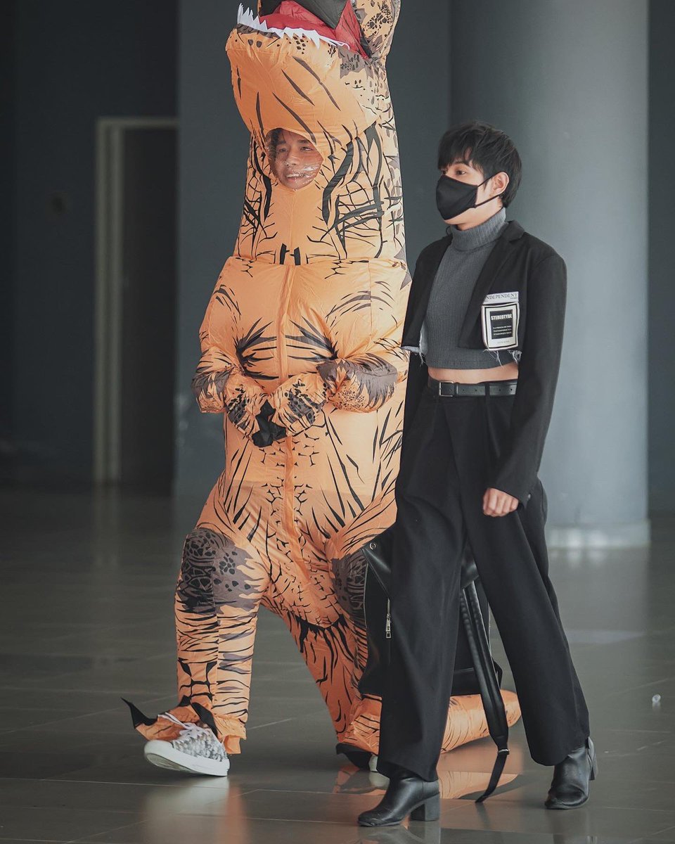 Pharaoh_TGO's tweet image. ตั้งใจแต่งตัวไปถ่ายรูปแบบเต็มที่ สุดท้ายมีหน้าที่ดูแลไดโนเสาร์..
#ขออนุญาตเจ้าของภาพด้วยฮะ