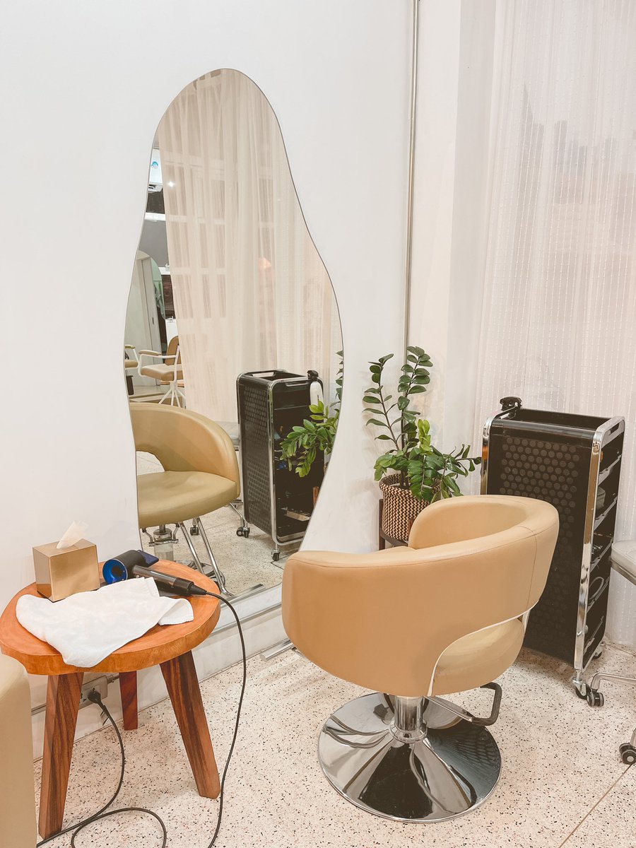 chocofah's tweet image. ร้านนี้ตัดผมเกาหลีมากกก 700฿ เป็นร้านเล็กๆอยู่ตรงอารีย์ ที่พีคคือผมเราเสียมาก แบบขาดเสียทั้งหัว เค้าก็ยังตัดออกมาให้สวยได้อะ น้ำตาจะไหล ลอนขึ้นมาแล้วผมดูหนาเลย สวยจริง พี่ช่างน่ารักด้วย เดี๋ยวแปะพิกัดใน Reply