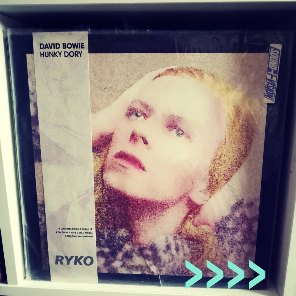 davidbowierec's tweet photo. David Bowie, Hunky Dory turns 50: discover the story of the album that represented the turning point of his career.
must have.
leave a like ♥️ thanks
.
.
#hunkydory
#1971
#davidbowie #davidrobertjones #bowie #reality #bowiefan #bowieforever #bowierecords
#bowieshirt #toursh… https://t.co/q9apeBtvuw