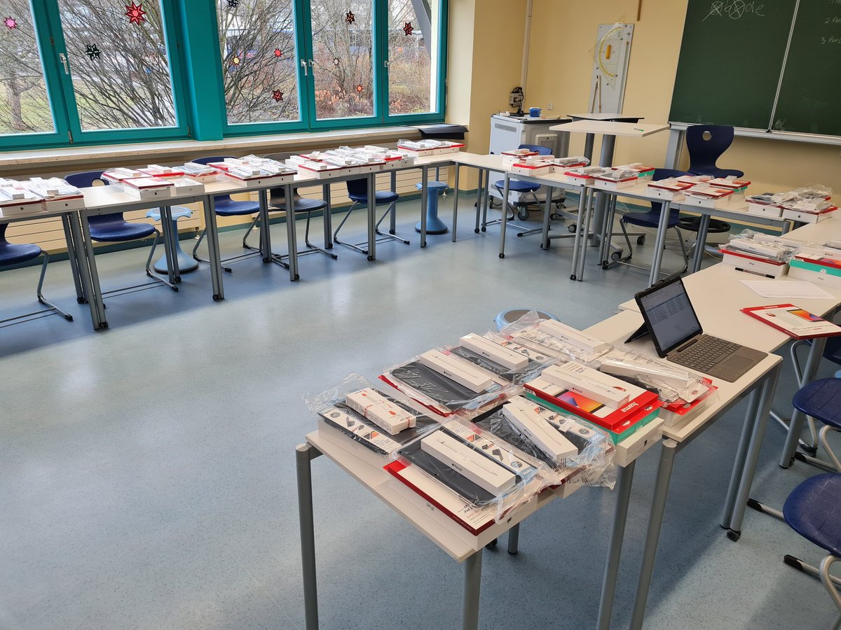 Weihnachtsgeschenke sind eingetroffen. 🥰🥰🥰
Ausgabe von den erst 90 Geräten an der Schule. Danke @mediamarkt_de Köln für die tolle Unterstützung und Vorbereitung. Alles reibungslos.... Montag der 2.Teil. Dann können die Ferien kommen. #BayernEdu