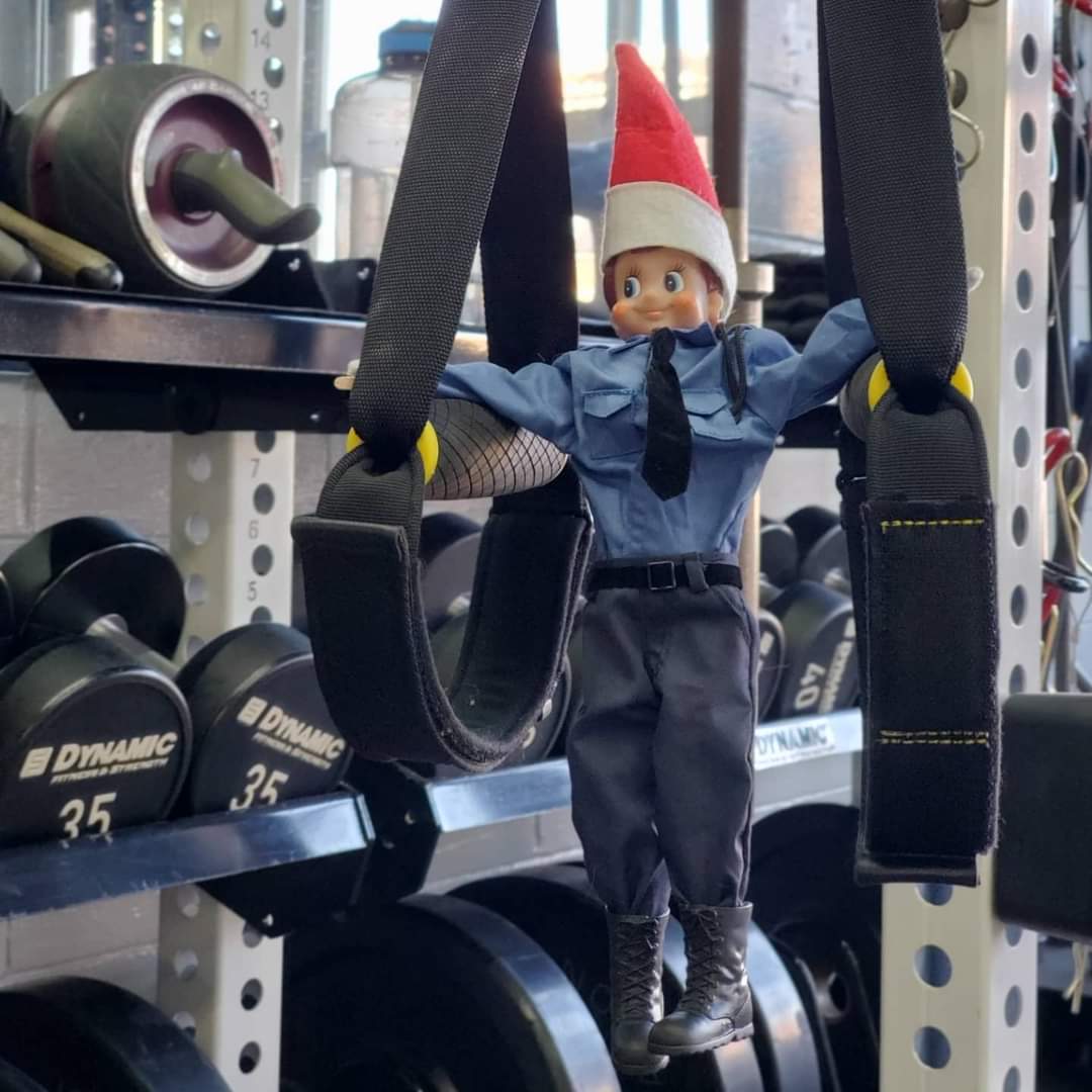 HamiltonTwpPD's tweet photo. Elfficer Milton has had way too many sweets lately and Evo Fit Club has stepped up to help him get in shape! 💪🏃‍♂️🏋‍♂️

#policeelf #backtheblue #elfontheshelf #shenanigans #Police #community #christmastree #Christmas #loveourcommunity #evofit #fitness #fitnessfriday #gym https://t.co/L1FYQPznCc