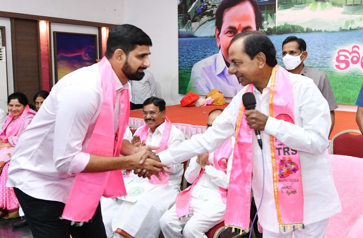 ఈ రోజు తెలంగాణ భవన్ లో గౌరవ మన రాష్ట్ర ముఖ్యమంత్రి వర్యులు కెసిఆర్ గారు పాడి కౌశిక్ రెడ్డి గారిని Hero of the Match అని అనుకుంటూ ప్రతి ఒక్క గౌరవ మంత్రులకు ఎమ్మెల్యేలకు ఎంపీ లకు ఎమ్మెల్సీలకు జడ్పీ ఛెర్మైన్లకు కార్పొరేషన్ ఛెర్మైన్లకు డీసీసీబీ &amp; డీసీఎంస్ ఛెర్మైన్లకు  పరిచయం చేస్తూ..