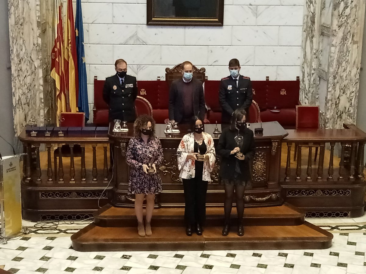 Les periodistes d’À Punt, <a href="/martagaso/">Marta Galindo</a>, <a href="/SiaSaez/">Sílvia Sáez</a> i <a href="/MartaSsup/">Marta Pascual</a> recullen el premi periodístic que concedeix la <a href="/policialocalvlc/">PoliciaLocalValència</a> en reconeixement al seu reportatge sobre el suïcidi.
🏆Enhorabona, companyes!

▶️web.apunt.es/PremiPoliciaLo…