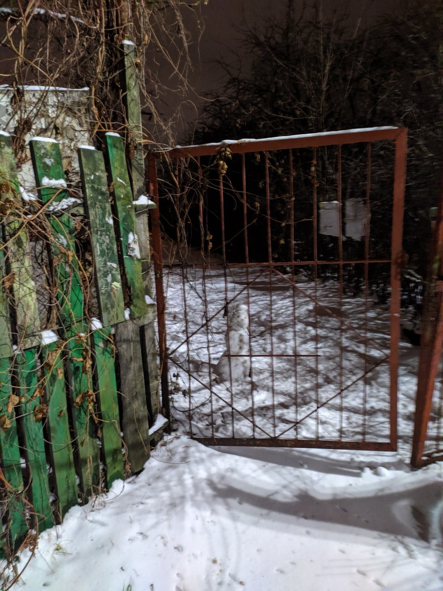 AnnaGerman95's tweet photo. Ноябрьская прогулка....
Мы с Сашей гуляли и болтали, пили пиво в подъезде многоквартирного дома, с видом на ночную Волгу. А еще в одном из дворов ели роллы -  время ближе к 00, погода выпал снег, настроение Last Christmas i gave you me heart, минус 5 или 8, может 10...хз
Вайбого https://t.co/UHvRB99qj5