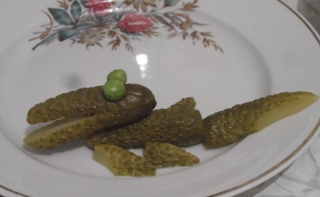 салат стоунхендж из огурцов. смешные малосольные огурцы. салат стоунхендж из огурцов. домик из огурца. самолет из огурца.