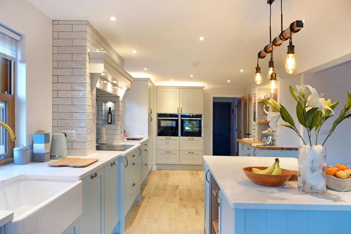 Pale blue & off-white create a beautifully calm feeling in this traditional kitchen. @Masterclasskitc Hardwick Powder Blue with Scots Grey, Portland Oak cabinets. @NeffAppliances Unitstone Olympus White Honed worktops @SteveBristow_SM
#masterclassmoments #kitchendesign #Cornwall