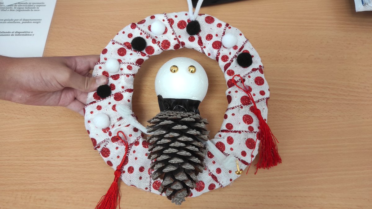 jaimemunne's tweet photo. La navidad ya está aquí! Así de chulos están quedado algunos de los adornos navideños realizados por los alumnos de primero de secundaria del @ColegioSalliver en la asignatura de #EPVAV https://t.co/EeDx0K0gDf