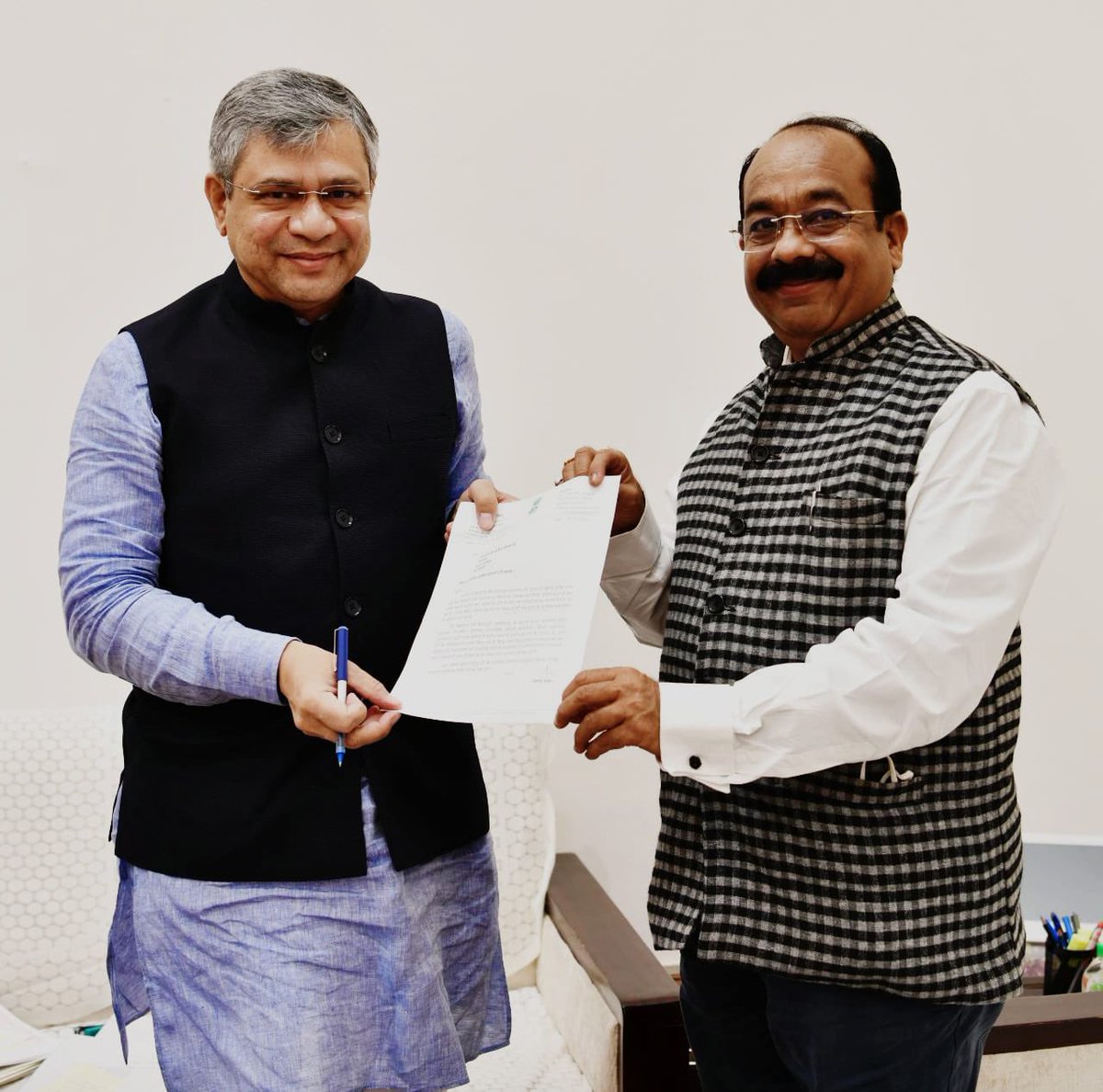 ArunSao3's tweet photo. आज लोकसभा परिसर में रेल मंत्री मा श्री @AshwiniVaishnaw जी से मुलाकात कर जोन में प्रगतिरत्,लम्बित एवं प्रस्तावित योजनाओं पर चर्चा किया तथा विभिन्न स्टेशनों में ट्रेनों के ठहराव देने एवं एम.एस.टी सुविधा प्रारंभ कराने की मांग किया।
@RailMinIndia https://t.co/QDgD9Zdm5r
