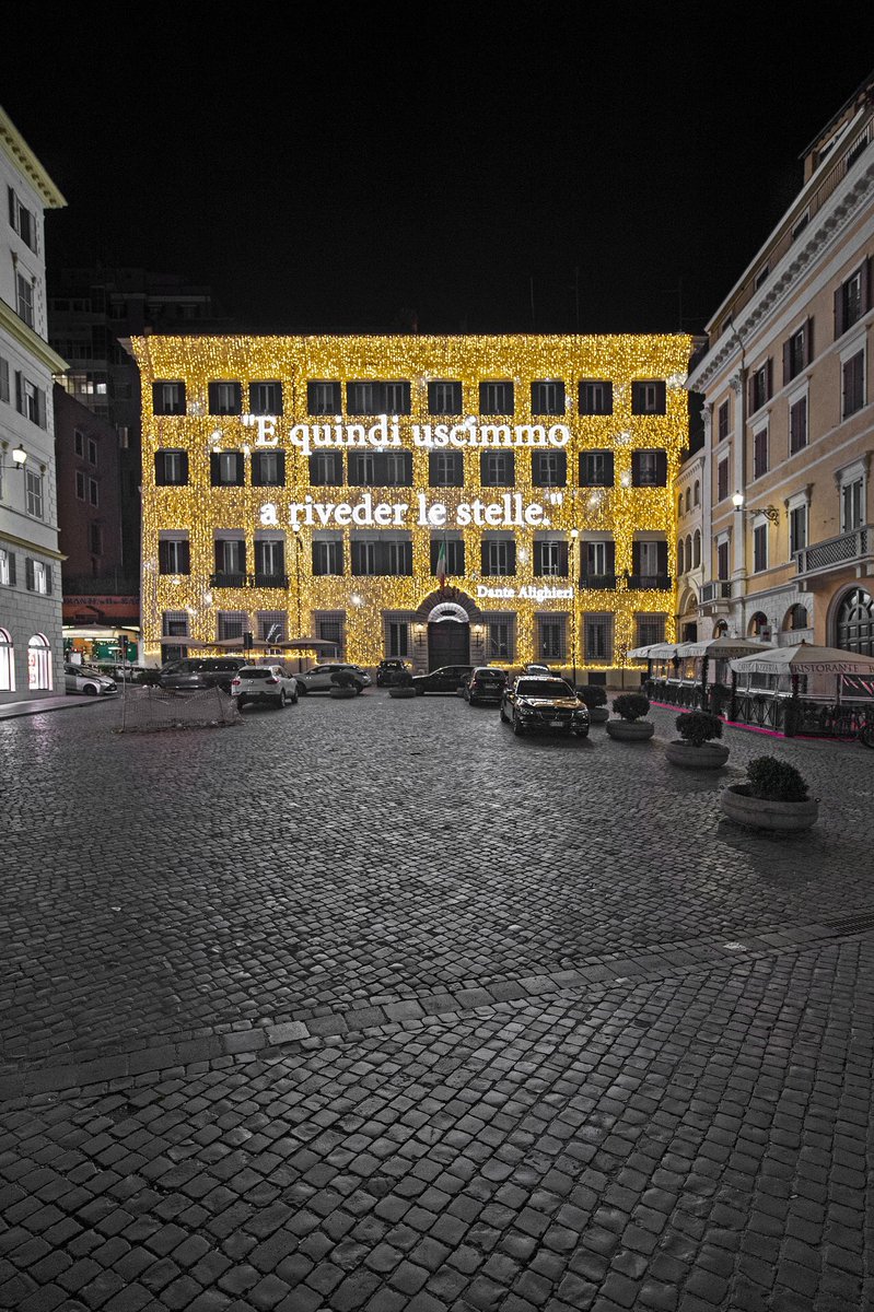 carmelitadurso's tweet photo. “E quindi uscimmo a riveder le stelle”… La magia di palazzo Mignanelli, nel cuore di Roma, illuminato per le festività da @MaisonValentino ✨✨ Mostratemi le vostre città ❤️ https://t.co/ZWW2uJ12DC