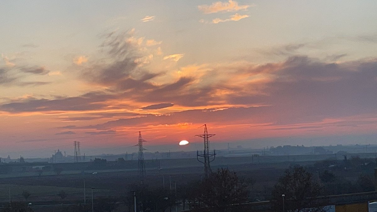 PepaCampillos's tweet photo. 😍 Desde #Culipardia #CiudadReal mirando a #ChurrilandiA #Miguelturra. Una amiga me envió esta mañana esta bonita foto.
Foto #InoCrespo
#SinFiltro @meteocr https://t.co/5HsodxCBSM