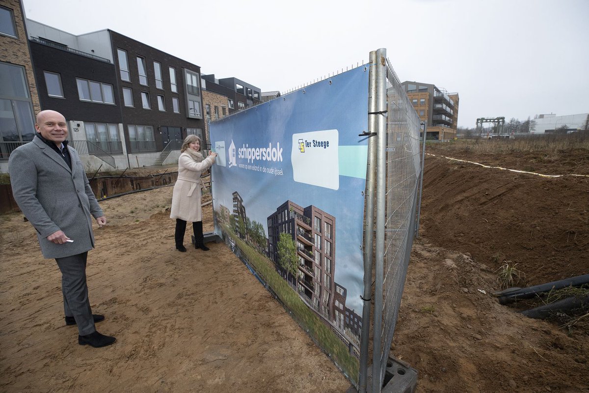 Vanmorgen ondertekenden Hans ter Steege (Ter Steege Bouw Vastgoed) en  @ingridlambregts  de definitieve koopovereenkomst voor de bouw van het #Schippersdok. ⚓ Lambregts: “Schippersdok is de kers op de taart van #Iseldoks.” Meer info: 👉 iseldoksschippersdok.nl <a href="/TSBouwVastgoed/">TS Bouw Vastgoed</a>