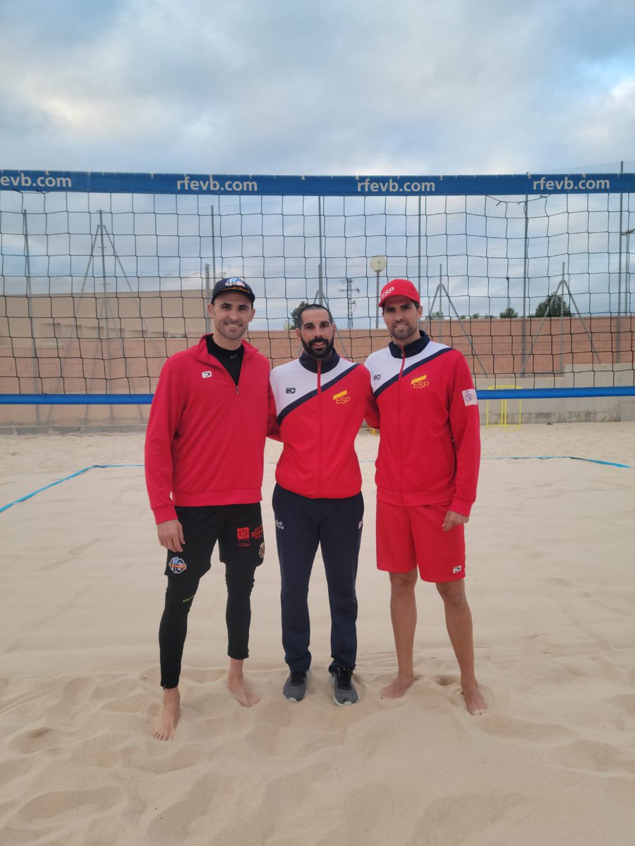 Buenas noticias!!
Después de una gran semana de Pablo entrando en contacto con la arena por primera vez tras la operación, hemos podido juntarnos hoy para hacer una sesión suave pero que nos anima a seguir trabajando más duro. 
Paso a paso 👣