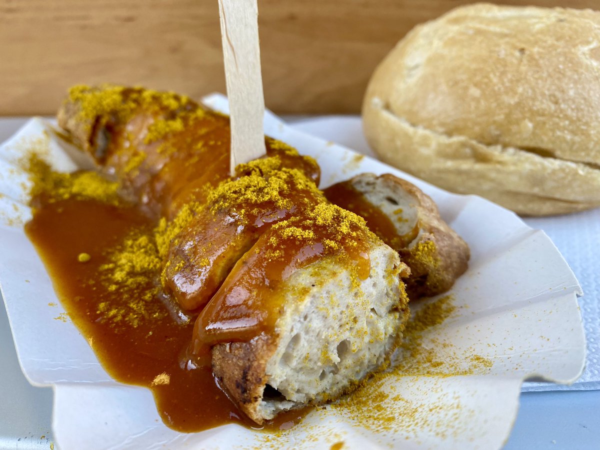 hoomygumb's tweet image. Currywurst-Lunch auf dem Wochenmarkt 😋