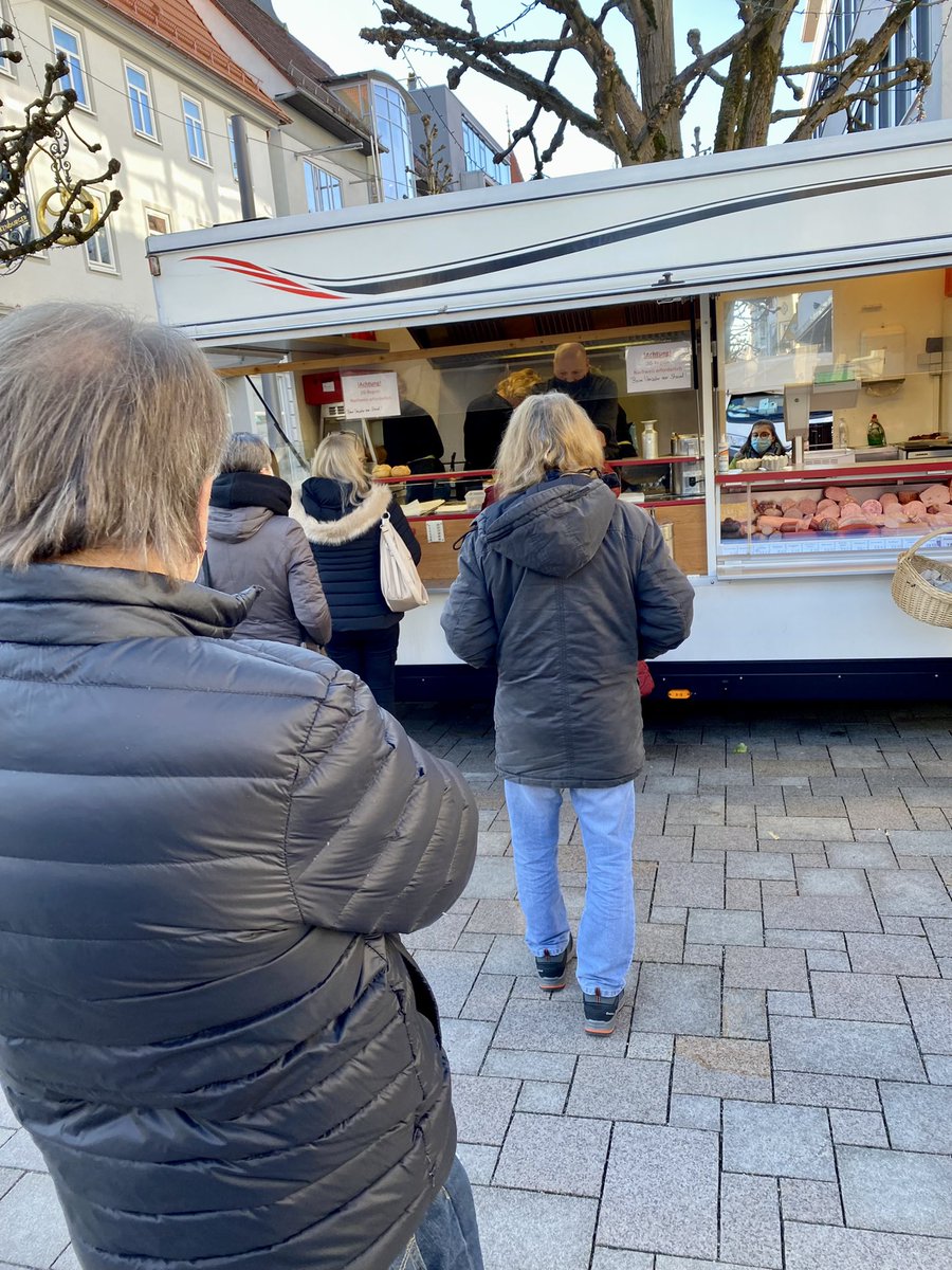 hoomygumb's tweet image. Currywurst-Lunch auf dem Wochenmarkt 😋