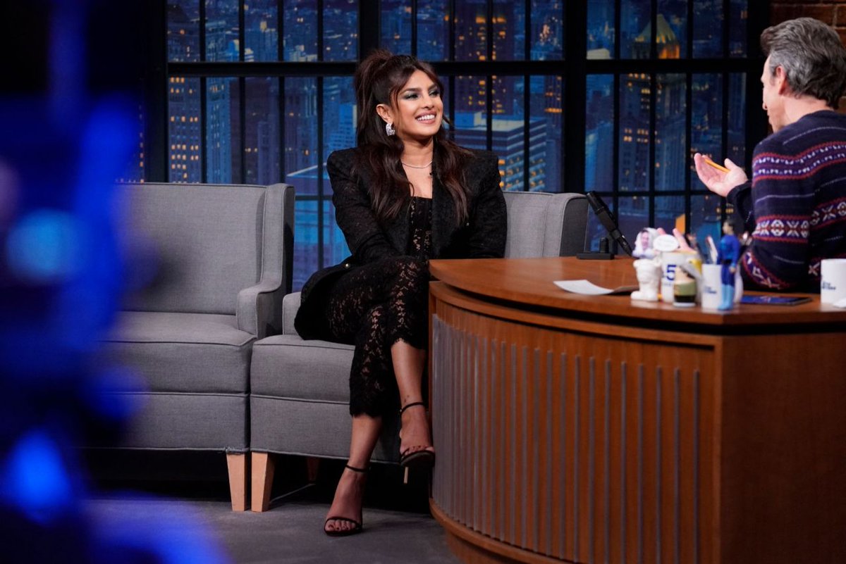 lnfosSeriesFR's tweet photo. #PHOTOS Priyanka Chopra sur un plateau TV. https://t.co/IuQ09SY0zU