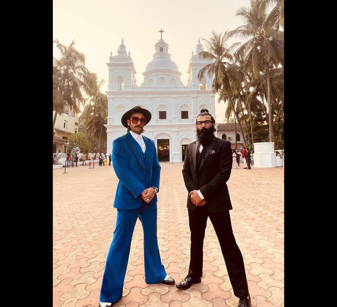 Ranveer_Turkiye's tweet photo. Ranveer Singh &amp; @D__Darshan in Goa for @susanrodrigues8 wedding 💒 💕 Aww this is so sweet! https://t.co/sCJA7Gkbgq