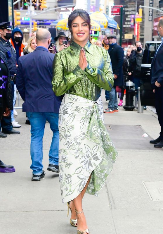 lnfosSeriesFR's tweet photo. #PHOTOS Priyanka Chopra à New York. https://t.co/pYujpHJEU3