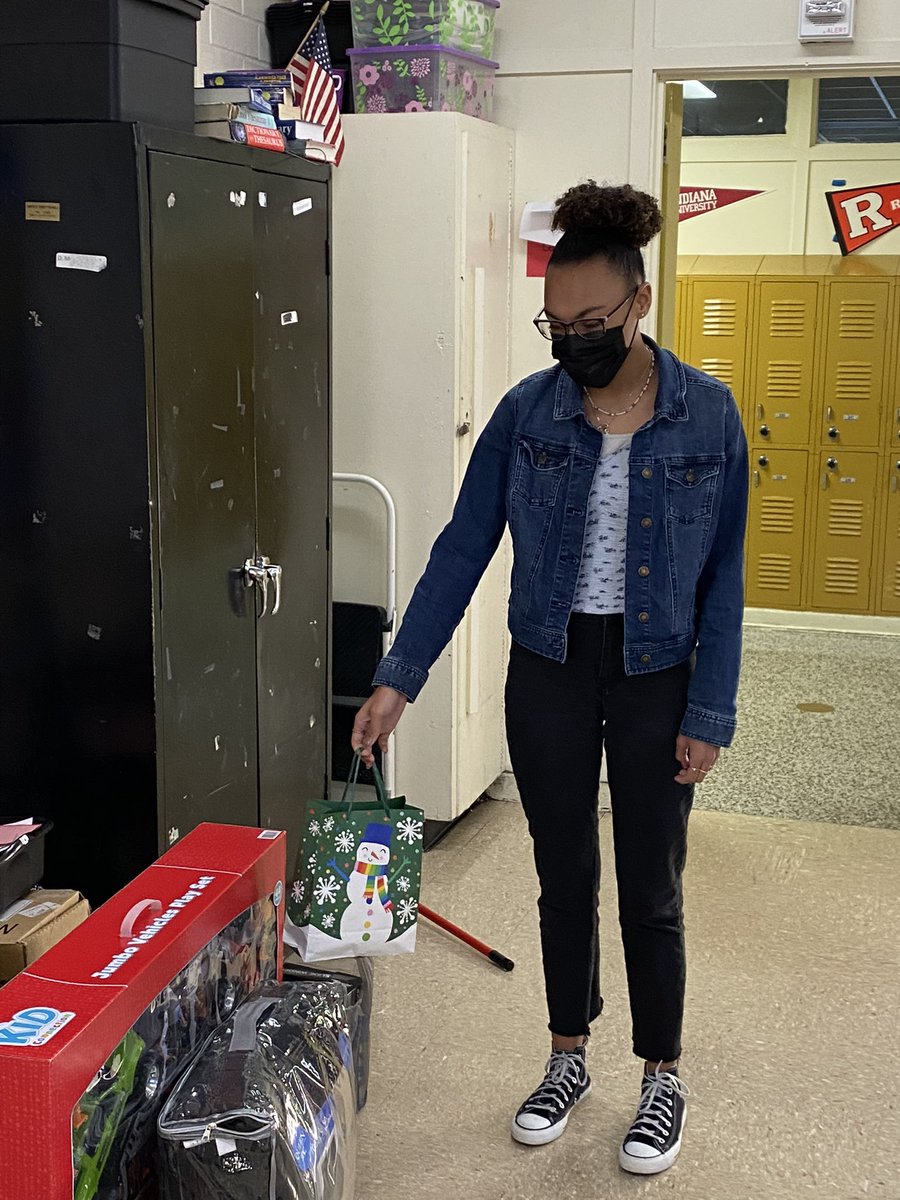 FMSJrBetaClub's tweet photo. Service is our middle name! Betas wrapping gifts for our Christmas Angel @FairfieldMiddle Happy Holidays! https://t.co/6QEJ4pkPvi