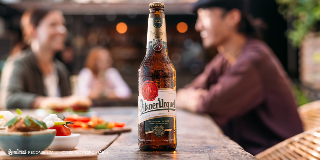 Algo rojo 🔴, algo nuevo✨ y un brindis con tu Pilsner Urquell 🍺 por todos los momentos compartidos con los tuyos. Nosotros no necesitamos nada más para empezar el año. ¡Feliz 2022! 🎊🎉 #PilsnerUrquell #AñoNuevo