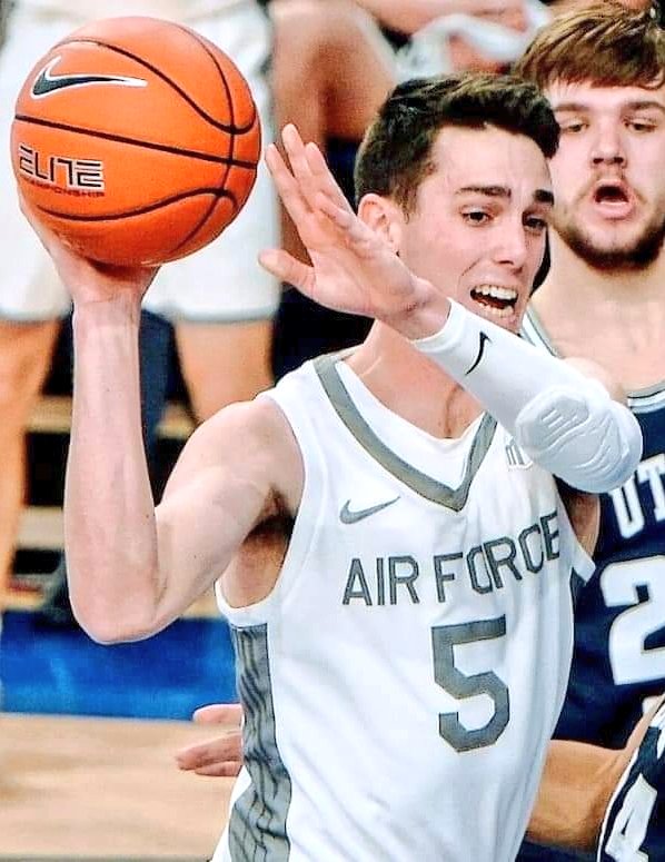 history_forceBB's tweet photo. Today we talk with Chris Joyce.  
Chris totaled exactly 700 points in his time as a Falcon, including 102 made three pointers, 268 rebounds, 138 assists, and 49 steals.  Let's take this opportunity to crack open a six-pack of questions with #5......
https://t.co/5QPKPB7Hmm https://t.co/St6ye26CvJ