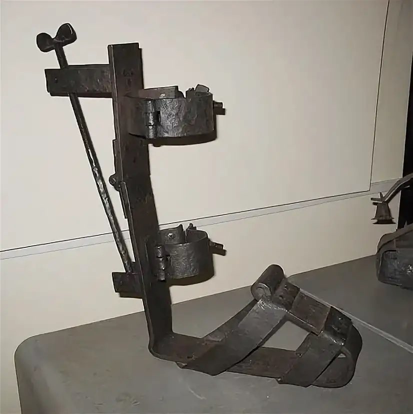 Орудия пыток средневековья испанский сапог. Орудия пыток средневековья испанский сапог. Как работает испанский сапог. Орудия пыток средневековья испанский сапог. Испанский сапог для пыток принцип.