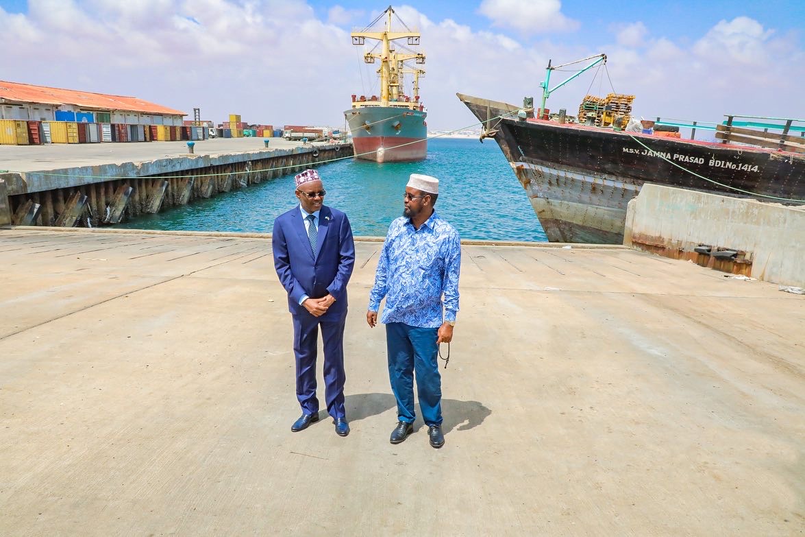 PresidentMadobe's tweet photo. Maanta aniga iyo Madaxweyne Cabdicasiis Xasan Maxamed Laftagareen waxaan booqasho ku tagnay Dekedda Caalamiga ah ee Kismaayo oo kamid ah ilaha dhaqaale ee Jubaland kuwooda ugu muhiimsan. https://t.co/AwUdRaqHUR