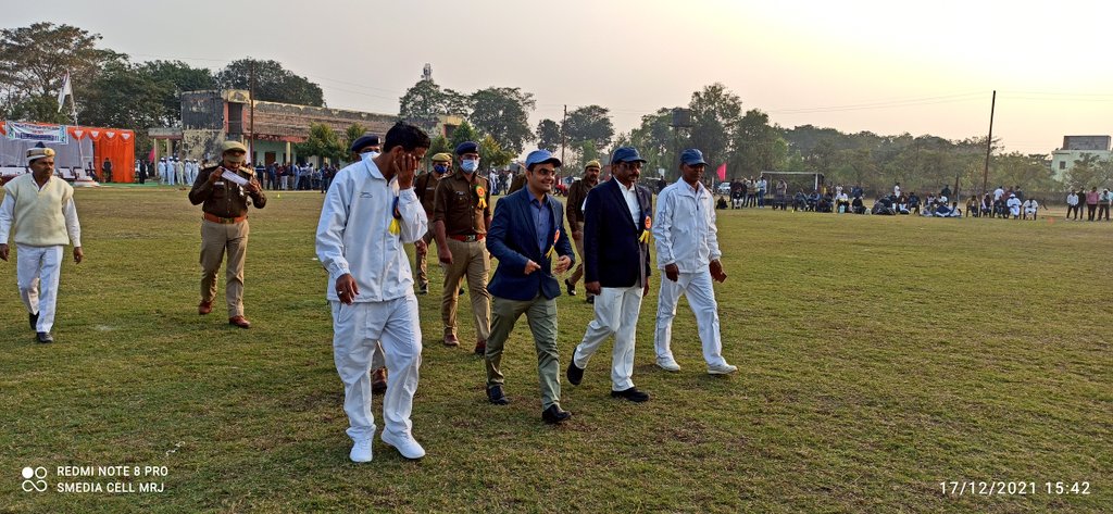 स्पोर्ट्स स्टेडियम महराजगंज में चल रही गोरखपुर जोन की 22वीं अन्तर्जनपदीय पुलिस क्रिकेट प्रतियोगिता 2021 के फाइनल मुकाबले में श्रीमान DM व SP महराजगंज द्वारा खिलाड़ियों से परिचय प्राप्त किया गया।फाइनल मुकाबला गोरखपुर व महराजगंज के बीच खेला गया जिसमें गोरखपुर की टीम विजेता रही।