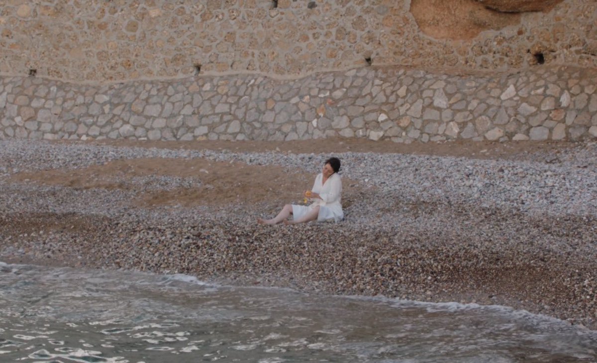 britalyse's tweet photo. THE LOST DAUGHTER is truly one of the very best films of the year. So struck by the palpable, raw emotion of the complex women of this story. Entirely in awe of Maggie Gyllenhaal. https://t.co/cq1doCC8RA