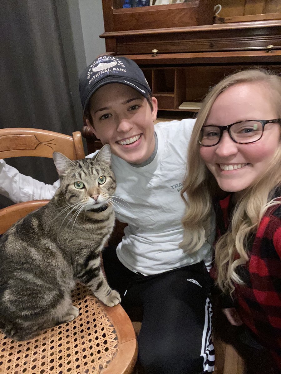 kickash_lew's tweet photo. If your best friend doesn’t take a selfie with you and your new cat friend, get another best friend 😻💞@AplusJ_ https://t.co/W7wEW9YfcH