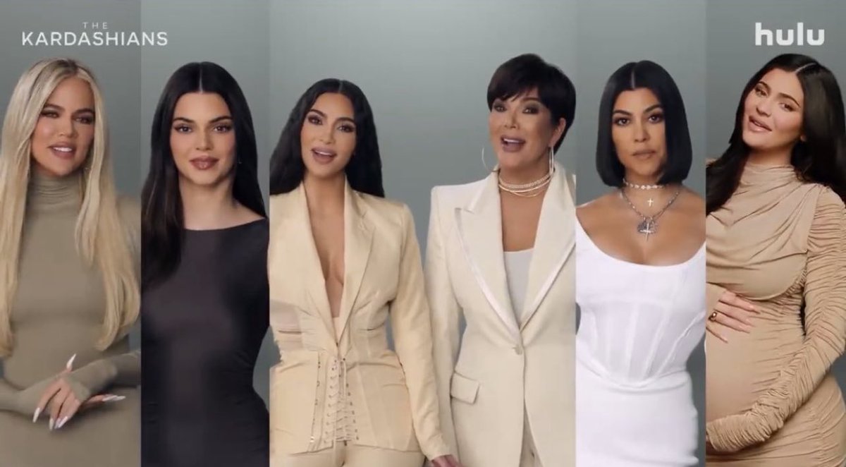 kennkyy_'s tweet photo. the american royal family is back 🤩 #TheKardashians https://t.co/G8cjrlloC8