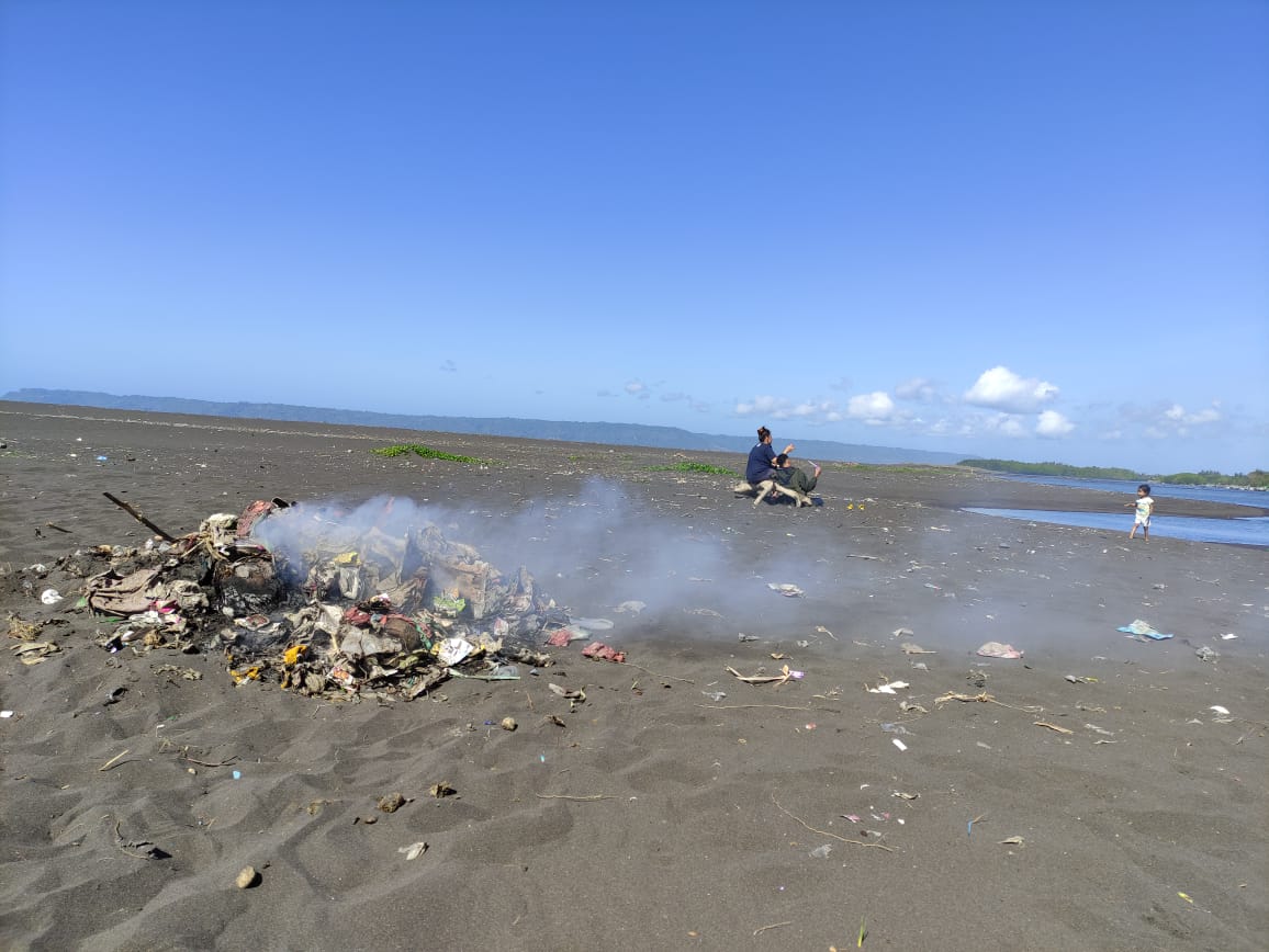 coCo_Death's tweet photo. @nicohayurisadia Aku bakar sampah nang pantai kak https://t.co/nZunkUT1a5