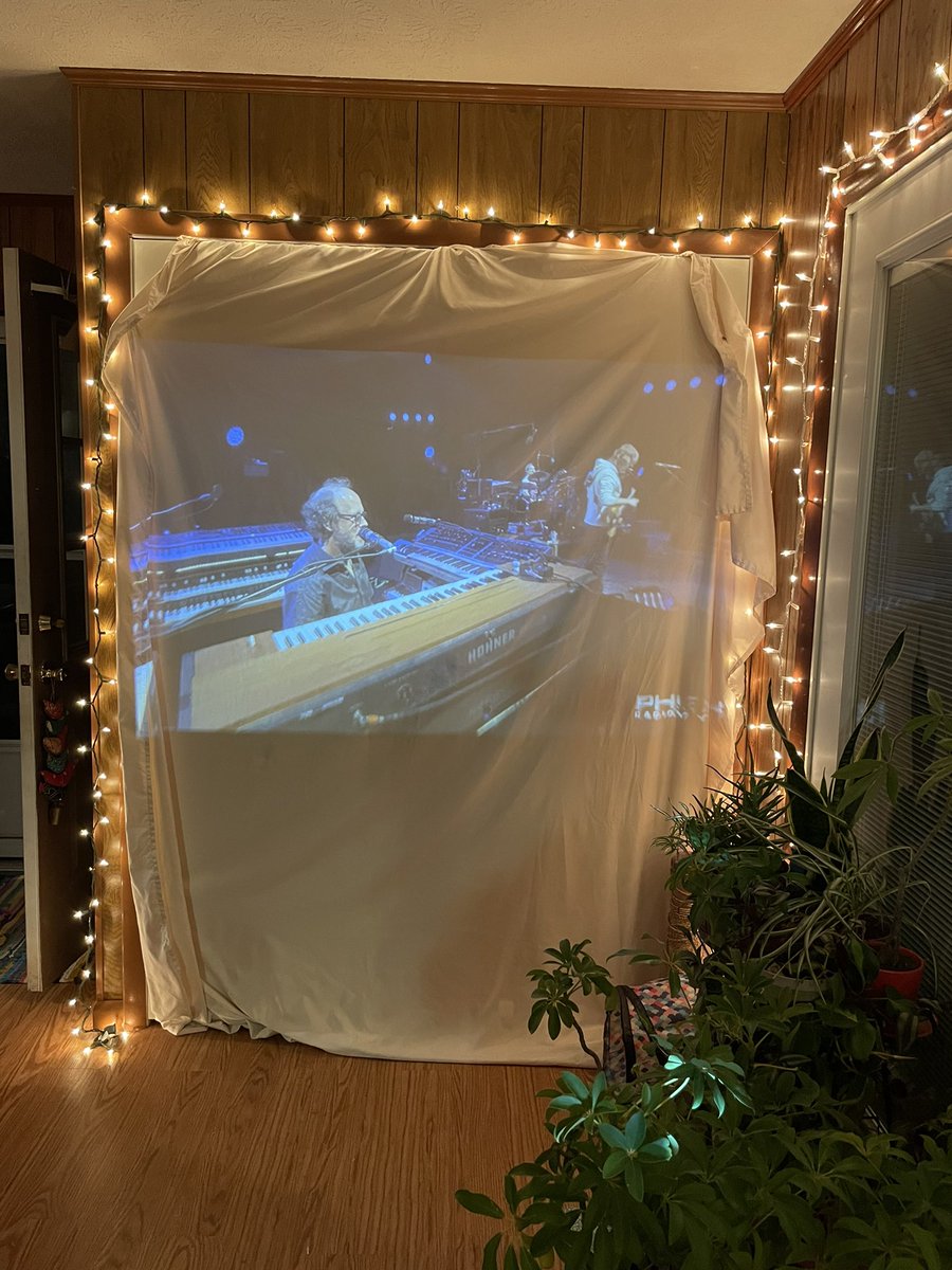 nathanblakelynn's tweet photo. Keeping it wook up in the hobbit home tonight. Wishing everyone blessings in 2022. #PageSide #Phish https://t.co/0ffeKPjDGJ