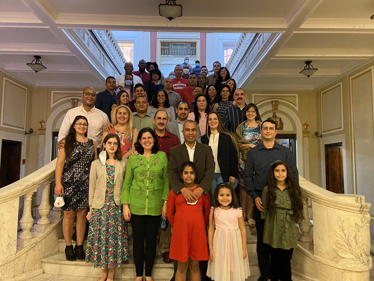 Desde Washington DC, el colectivo de la Embajada de Cuba les desea un FELIZ AÑO NUEVO, y que 2022 nos traiga salud, paz y prosperidad. #CubaViveYCelebra #63YPalante 🇨🇺🤝🎂💐