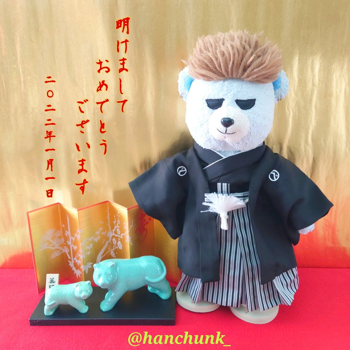 hanchunk_'s tweet photo. 🎍HAPPY NEW YEAR🎍2022.01.01🎍
アケマシテ オメデトウゴジャイマシュ!!ฅ(๑^(ｴ)^๑)
今年もべべくま共々よろしくお願いいたします！
#お正月 #新年のご挨拶 #明けましておめでとうございます #べべくまの日常
#ぬい撮り #ぬいぐるみ #stuffedanimal #teddybear
#bebekuma #べべくま
#bigbang https://t.co/gPf4TxRKpH