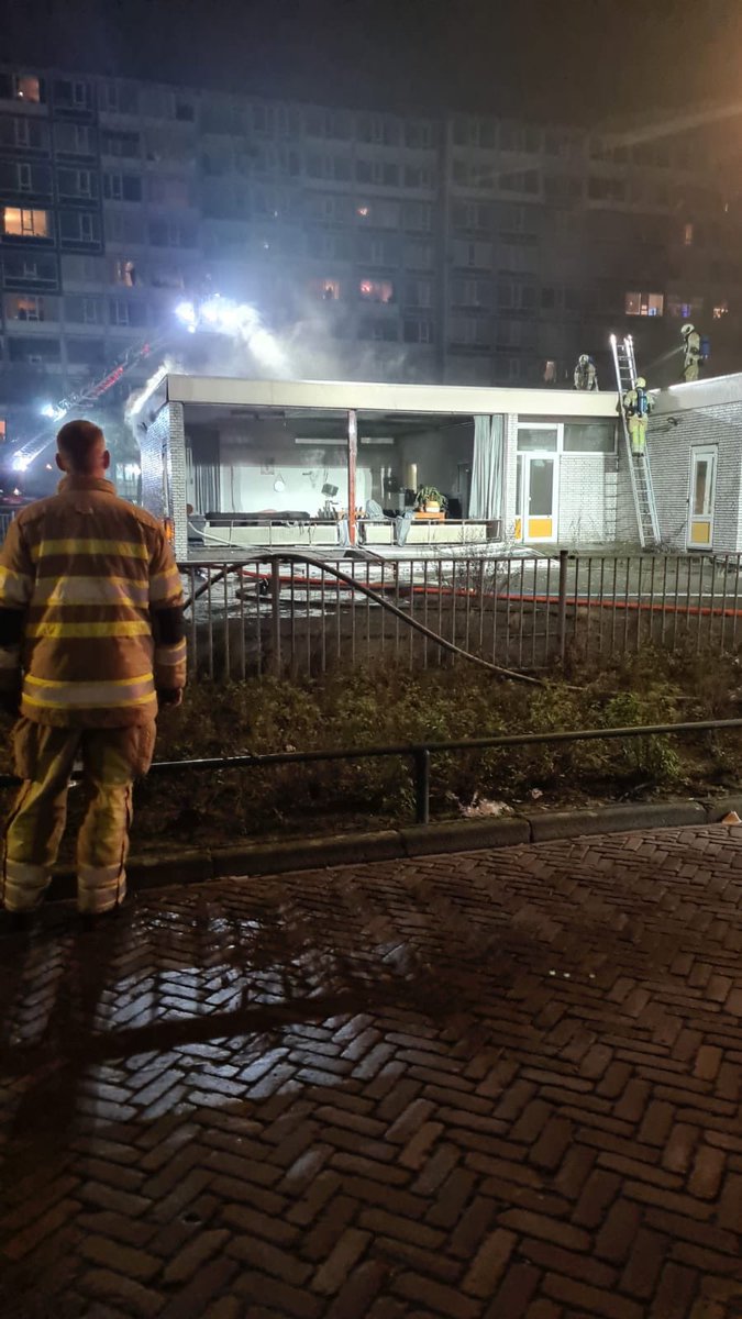 Wat een begin van het nieuwe jaar, brand bij BOKS @CultuurhuisKE <a href="/JoU_Overvecht/">JoU_Overvecht</a> Zo triest om het zo te zien. Dak eraf, gevel ook.