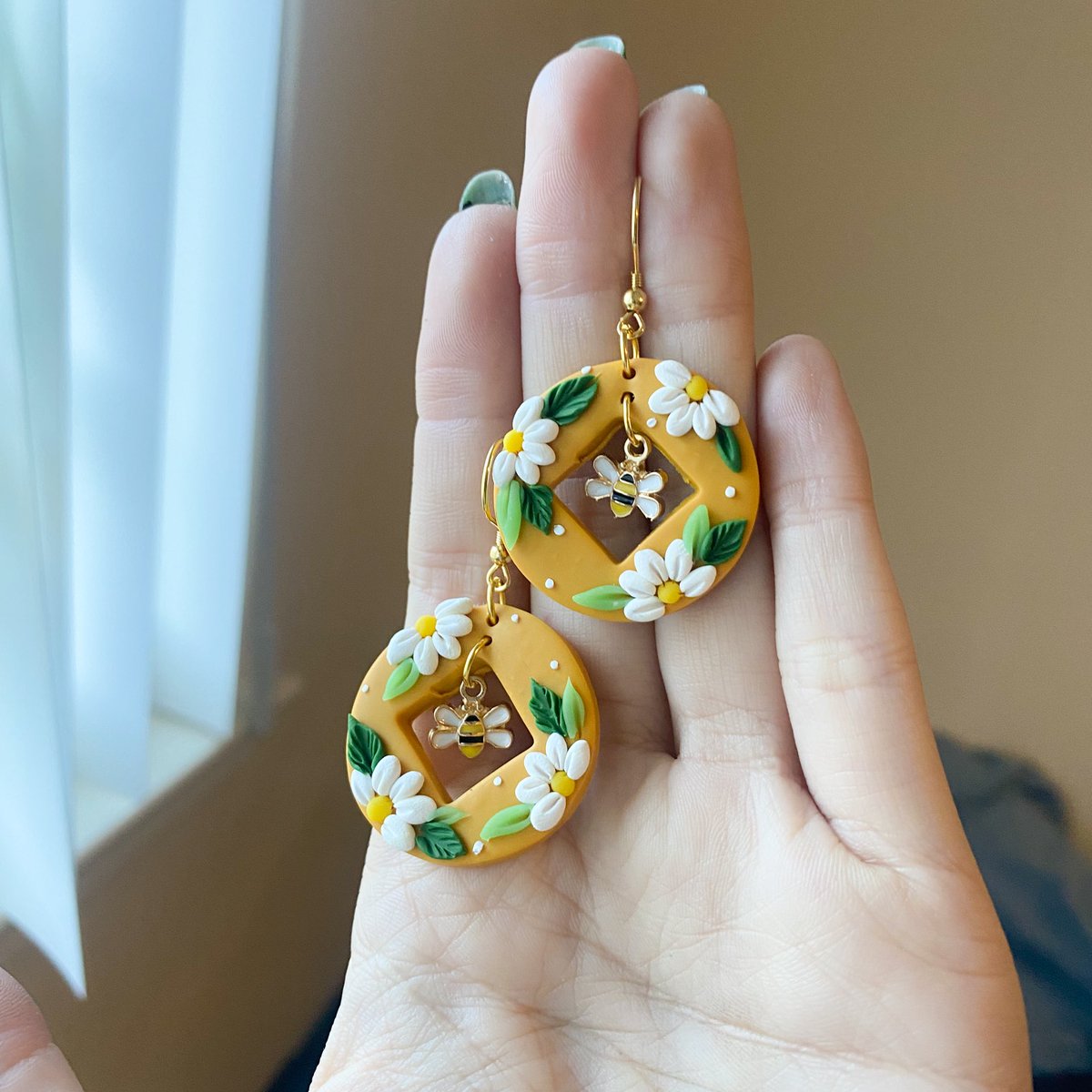 peripheralUS's tweet image. lil bee in the lil daisy rings🥰🐝

dropping this saturday!