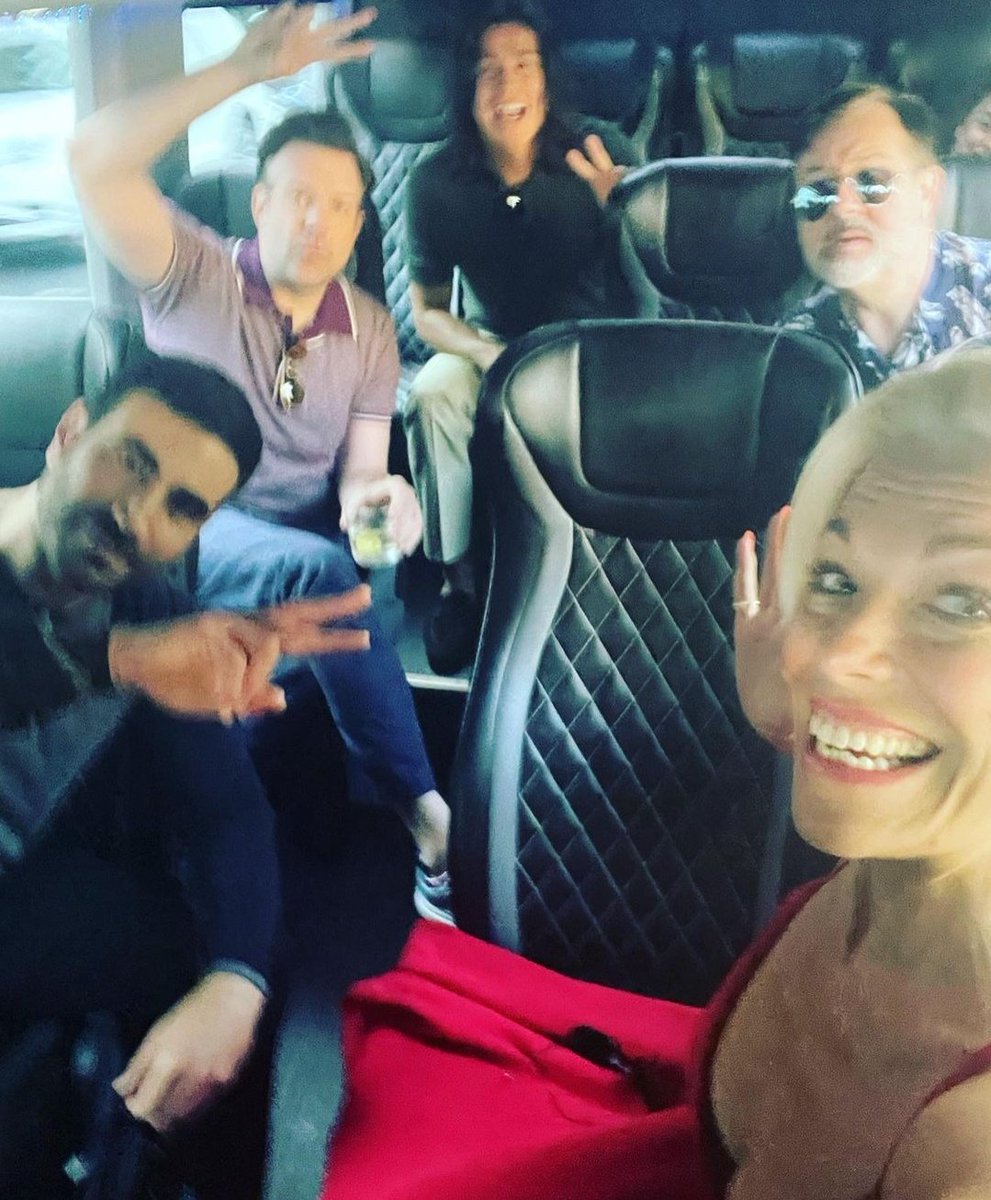 📸 | new/old selfie of jason sudeikis and some of the cast of ted lasso posted by hannah waddingham on her ig!