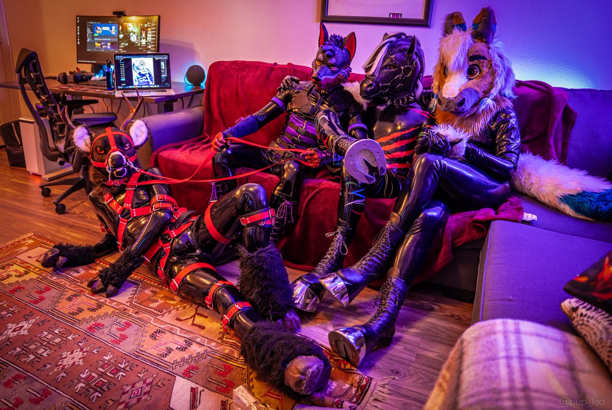 ...here are some of my favorite gear pics that I got the chance to take in 2021.  Hoping 2022 brings even more opportunities to be surrounded by more rubbery creatures! 😊💜
@pupseraph <a href="/rubberdeer/">Fuckin Rubber Deer @rubberdeer.bsky.social</a> JapserHoss <a href="/ZeePowerZorbra/">ZeePower</a> <a href="/Tajikaze/">Taji ➡️ TFF</a> <a href="/Kibaskunk/">Kiba ➡️ meow meow</a> #NewYear2022 #PawCon2021 #BLFC202