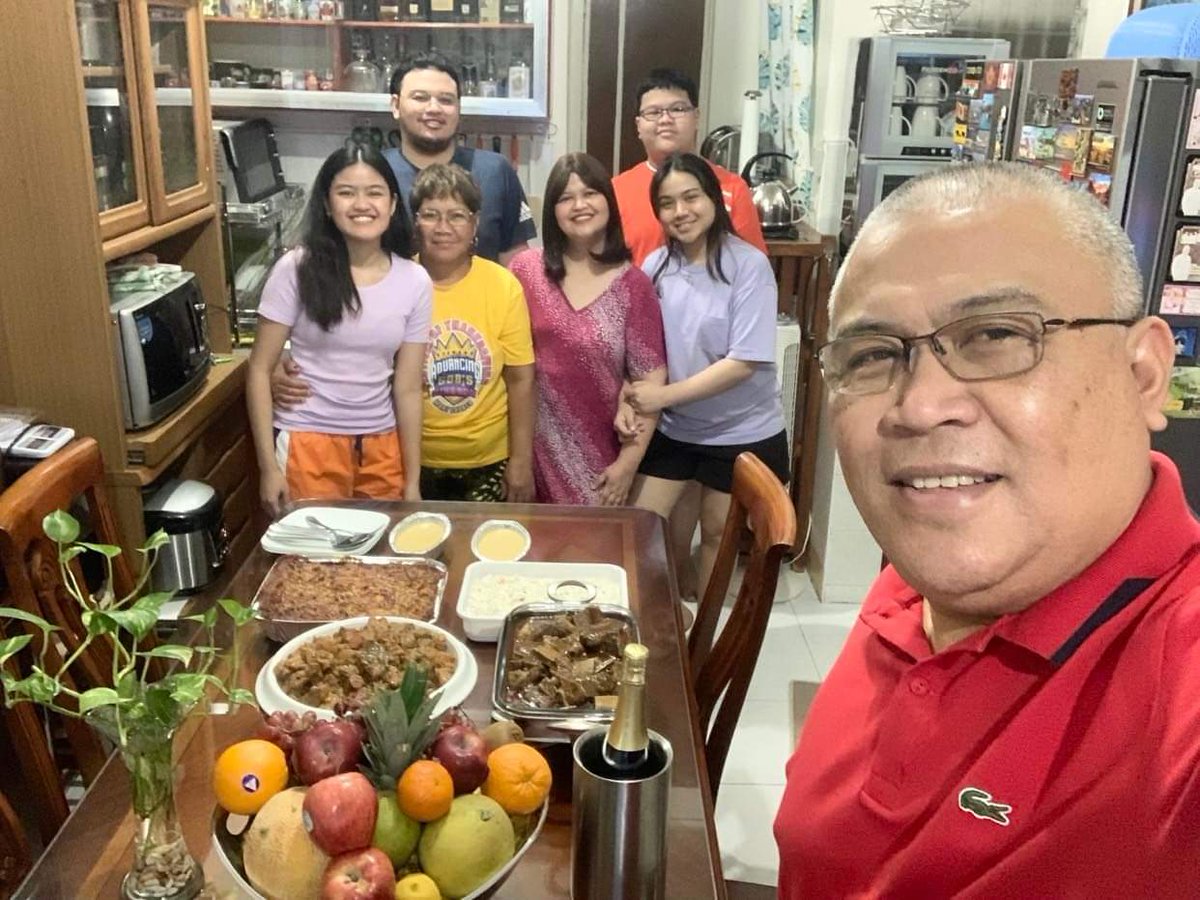 Cathcasaul19's tweet photo. Jan.01,2022🙏🙏❤🌷 Still intact with each other praying for complete healing and restoration more love and patience🥰 Mahal na mahal ko kayo😘 Salamat po ohh God🙌 https://t.co/AsWRa599Kc