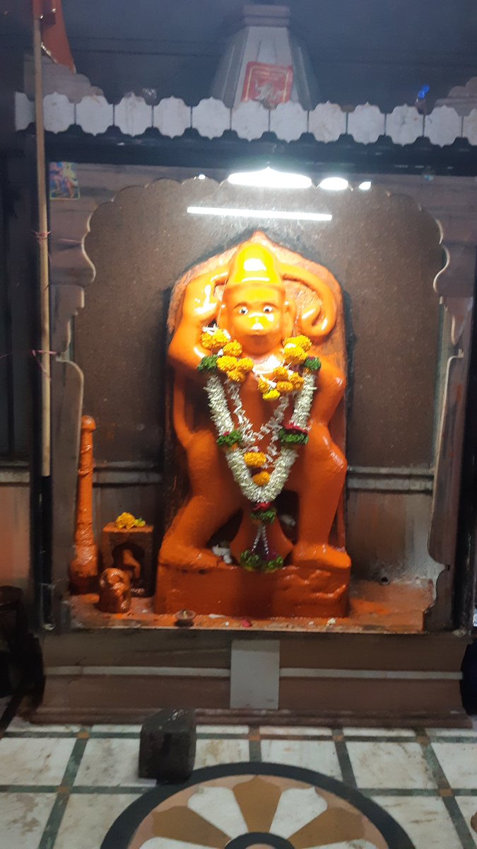 GodboleSandeep's tweet image. बंदिवान मारुती #Pune - Bandiwaan means captive. The Maruti Temple housed in a modern structure is at Phoolwala Chowk bordering Raviwar and Guruwar Peths. Peshwa court records mention Maruti nr फूल आळी (flower lane). Could this be the same deity #KnowPune #UnusualNames