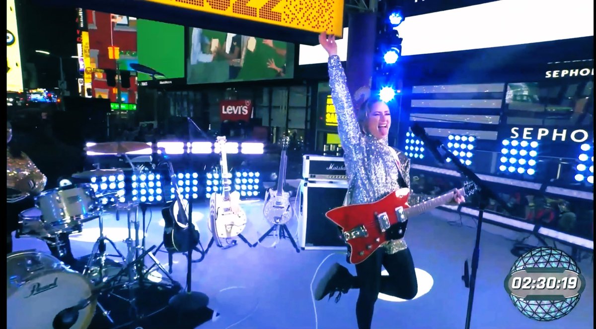 KTTunstallNinja's tweet photo. SMASHED IT @KTTunstall!! 🌟 

👏👏👏😍

@TimesSquareNYC https://t.co/6ahfGoH5Nq