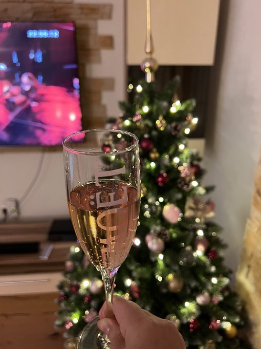Cheers 🥂 🥰🎉 https://t.co/iQ6C1iPYuA<a href="/tag/starwars"class="tags"><span>#starwars</span></a>