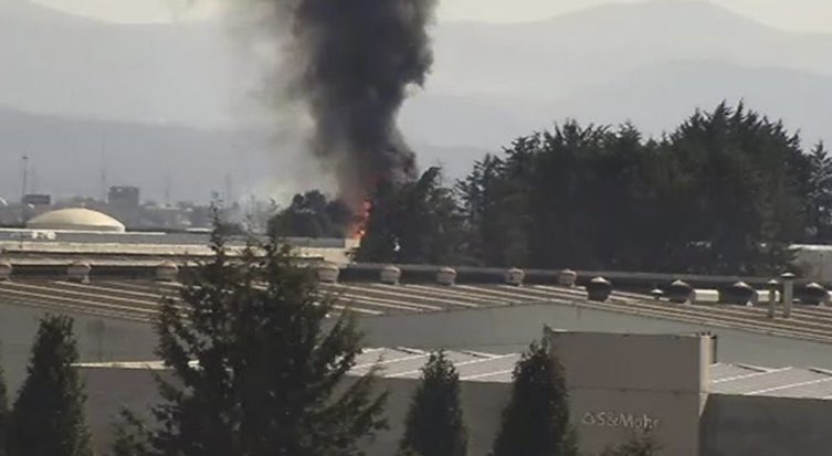 poloespejel's tweet photo. Aún sin control el incendio en fábrica de solventes en la zona industrial de #Lerma donde se reportaron 8 explosiones al interior de la planta de la empresa #GeneralPaint cuerpo de Bomberos de 10 municipios laboran en la zona. No se reportan víctimas mortales, ni lesionados. https://t.co/Y5r4RvIlrD