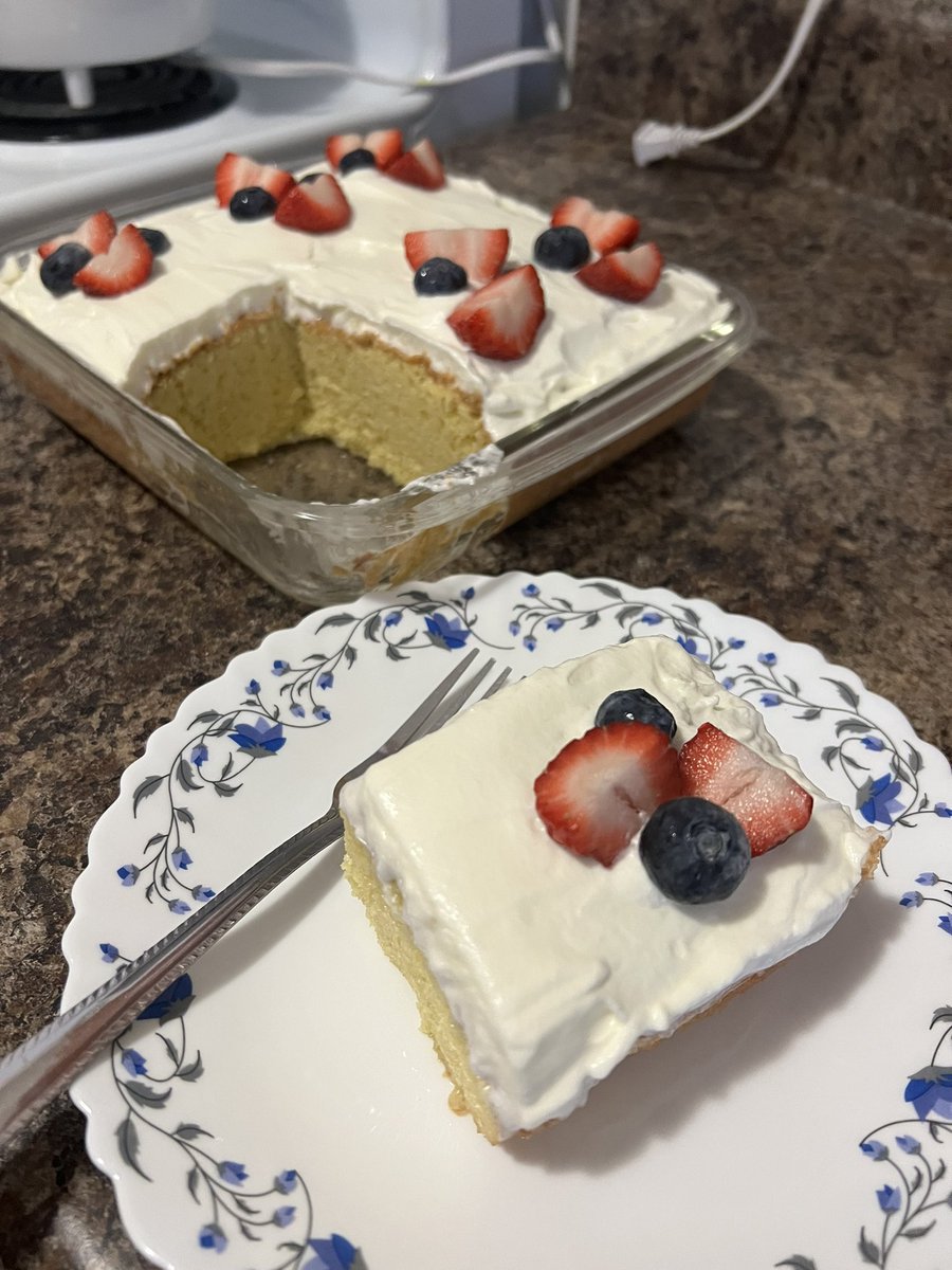 2021 was kind to me despite the pandemic so, I had to return the favor by baking a Tres Leches cake for a cozy, stay-at-home NYE. Happy New Year, twitter fam. Hope 2022 brings you more reasons to be happy.