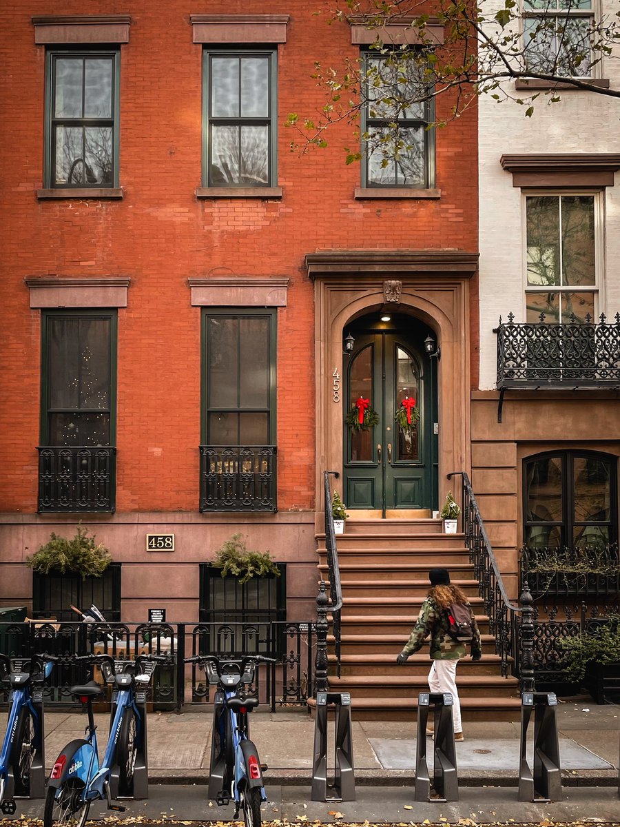 Calm NYE in NYC, for now

#cornersofmyworld #ilovenyc #facades #streetsofnewyork