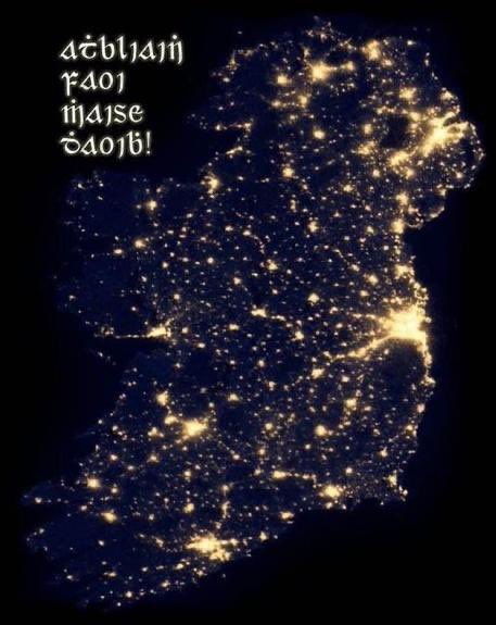 Guíonn muid uilig anseo i Scoil Phobail Mhic Dara bliain nua faoi shéan is faoi mhaise dhaoibh go léir. Go mbeire muid beo ar an am seo aríst 🎉🎄☃️ 🍾