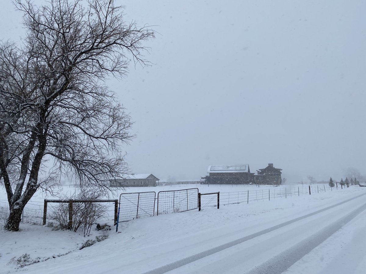 Other homes in Spanish Hills are virtually untouched by the fire. #mar