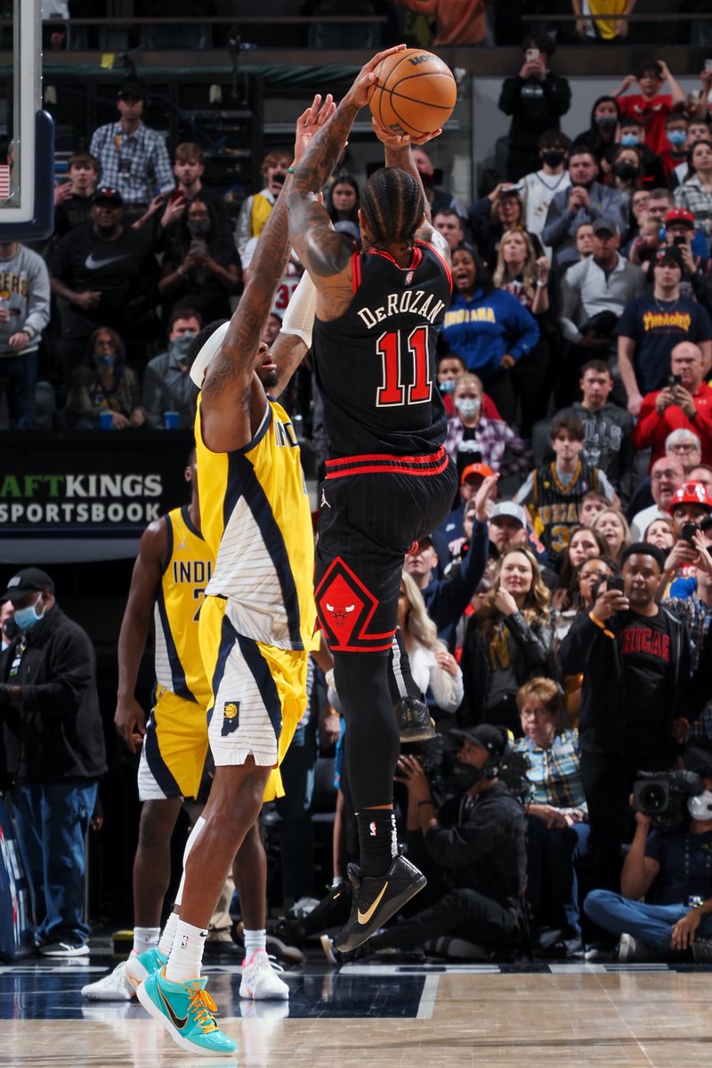 BleacherReport's tweet photo. Game-winner off a one-legged shot.

Cold ❄️ @DeMar_DeRozan https://t.co/p0rqWZZQUp