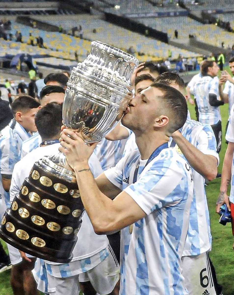 Un 2021 siendo campeón de america con mi selección, un objetivo soñado y trabajado !
Feliz de el logro que conseguimos con el grupo de trabajo de <a href="/afa/">AFA</a> 🏆
Despedir el año recordando los grandes momentos y pensar que los que vienen van hacer mejores aun 🇦🇷💪🏻