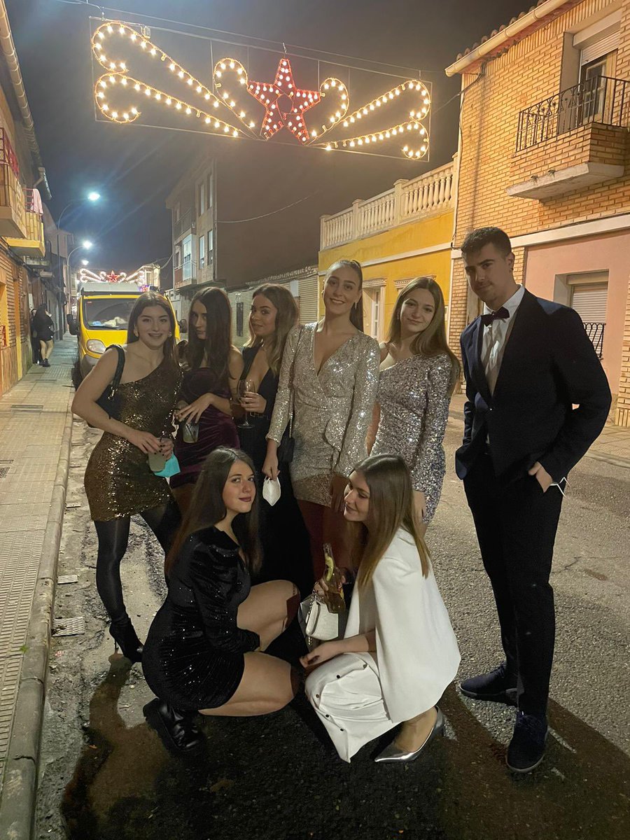 JotasaurioRM's tweet photo. Este año me ha cambiado mucho a nivel personal y profesional. Muy orgulloso de poder decir que he acabado el año con más gente en mi vida de la que lo empecé. Ojalá volver a decir lo mismo el año que viene. Muchas gracias a todos por cada momento de este 2021. Os quiero mucho ❤️ https://t.co/LoFs1Y1nTb